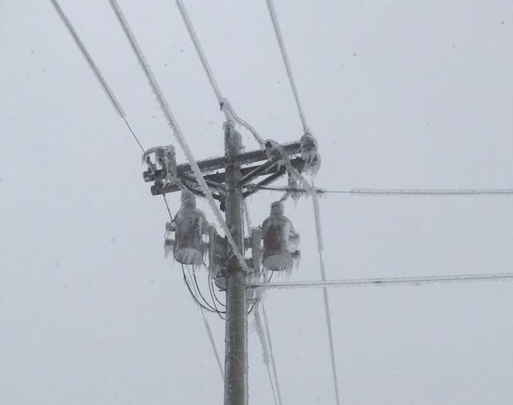 Ice size of pop cans was reported on lines near Stickney, SD.